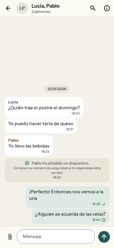 Arveil on Android: a group conversation with message bubbles and delivery ticks.
